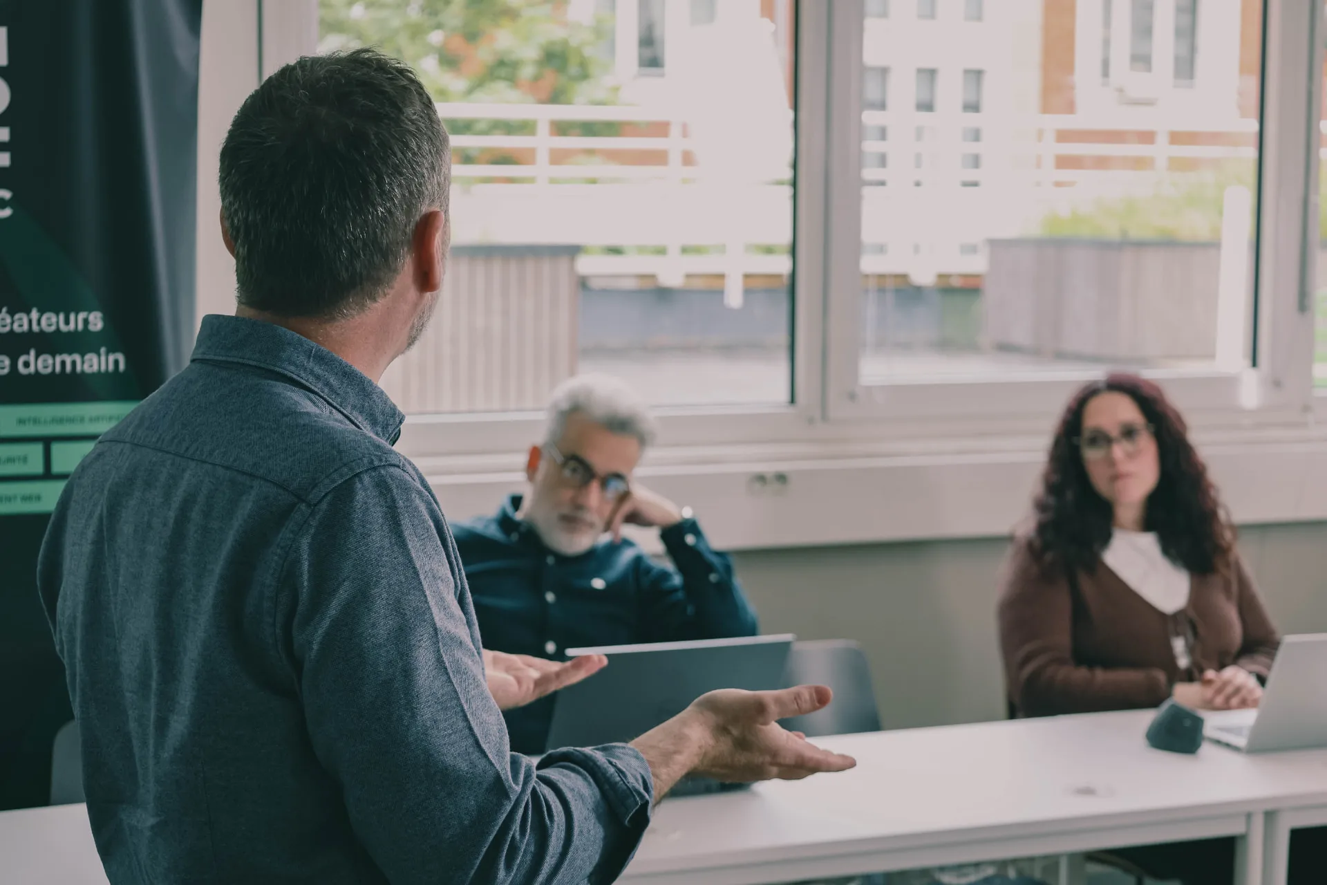 Un intervenant échangeant avec des participants en formation autour d'une table